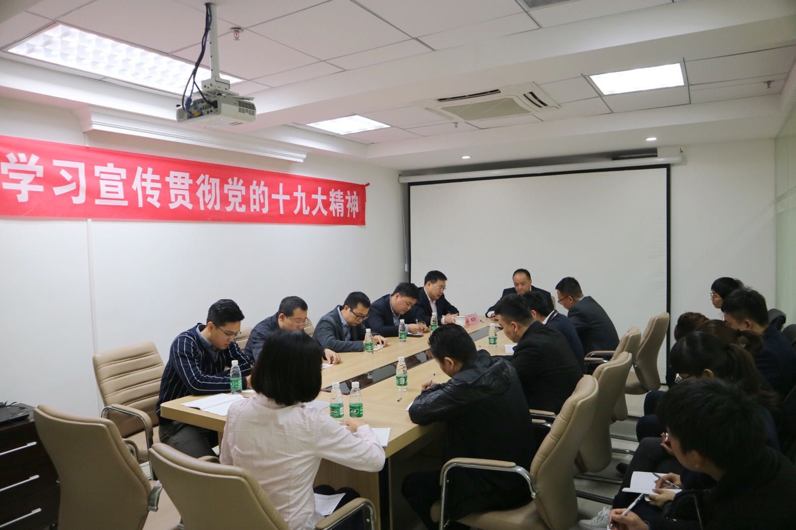 国贸公司党委书记、总司理曹富根到下层单位宣讲党的十九大精神